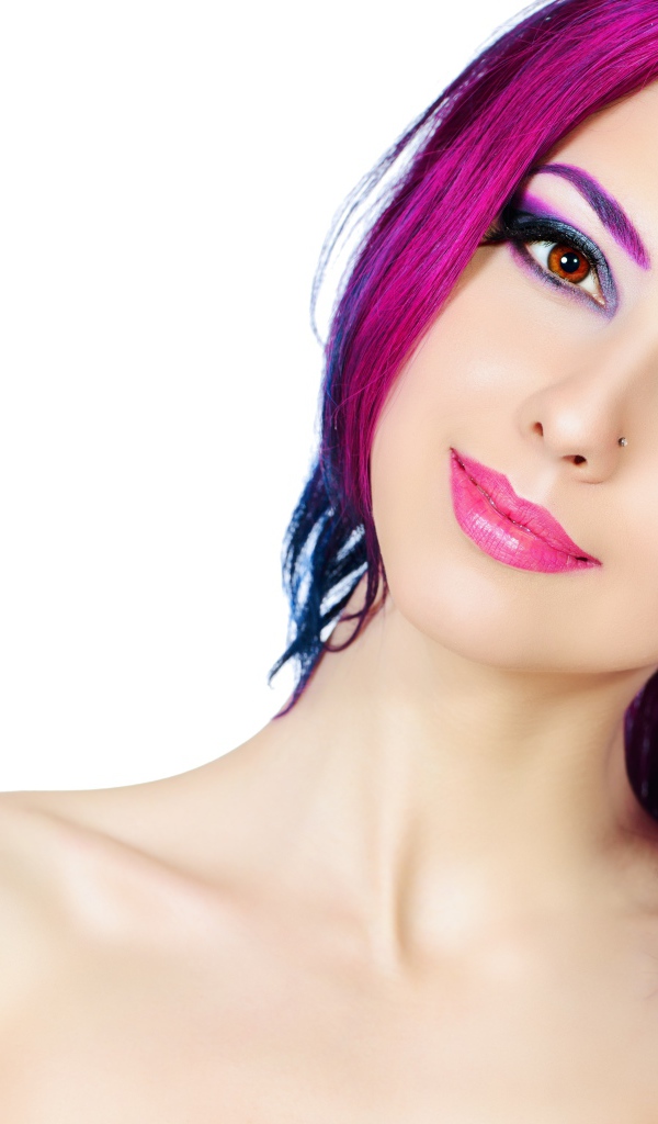 Красивая девушка с ярким макияжем и крашеными волосами на белом фоне