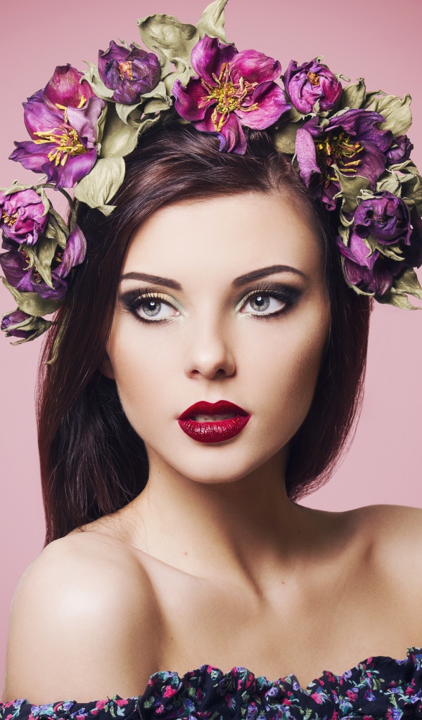 Красивая девушка с ярким макияжем с венком на голове