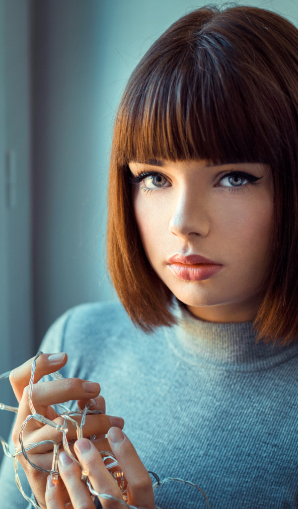 Красивая девушка шатенка с короткой стрижкой 