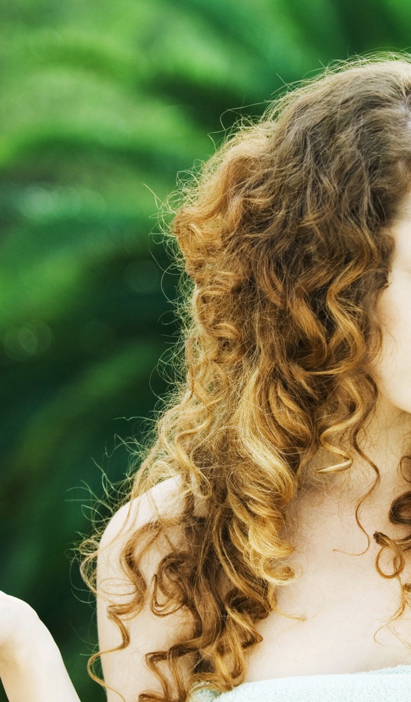 Красивая девушка с закрытыми глазами с кактусом в руке