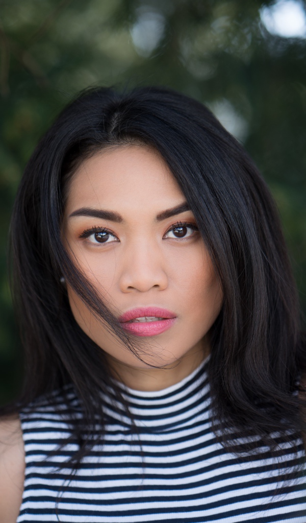 Красивая девушка с длинными черными волосами 