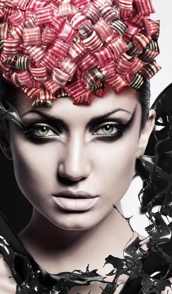 Красивая девушка с макияжем в брызгах черной краски