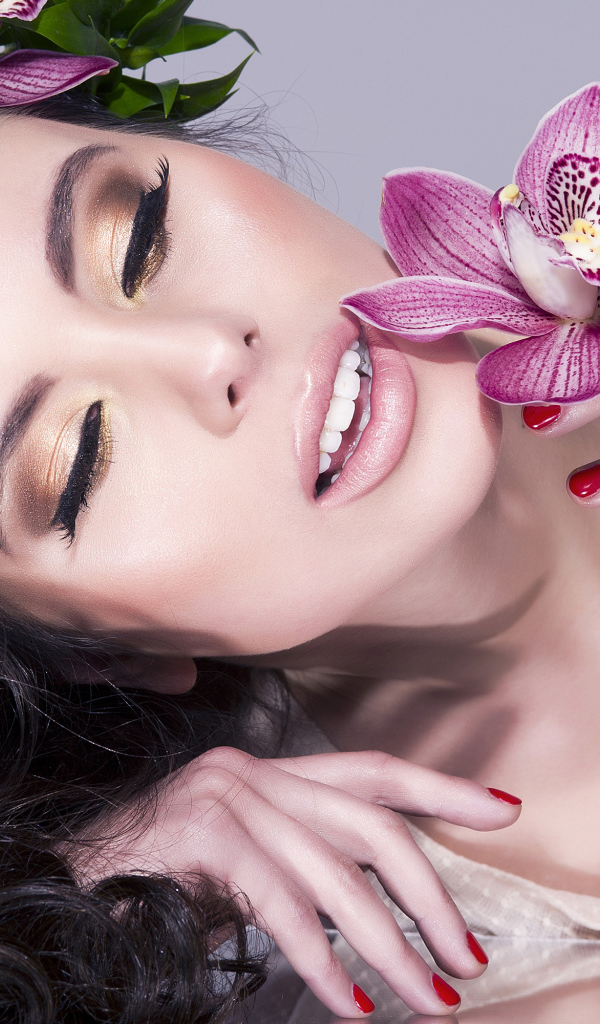 Красивая девушка с цветами орхидеи