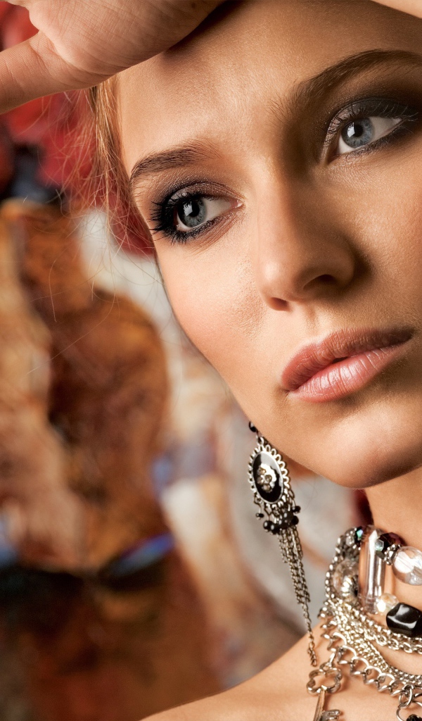 Красивая девушка с украшениями