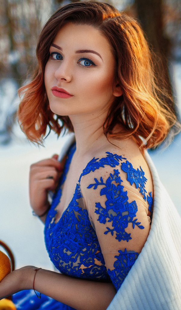 Красивая девушка с грушами в заснеженном лесу