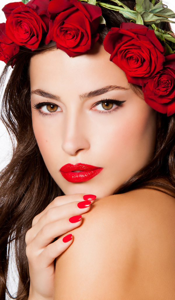 Красивая девушка с красными губами с венком из роз на голове