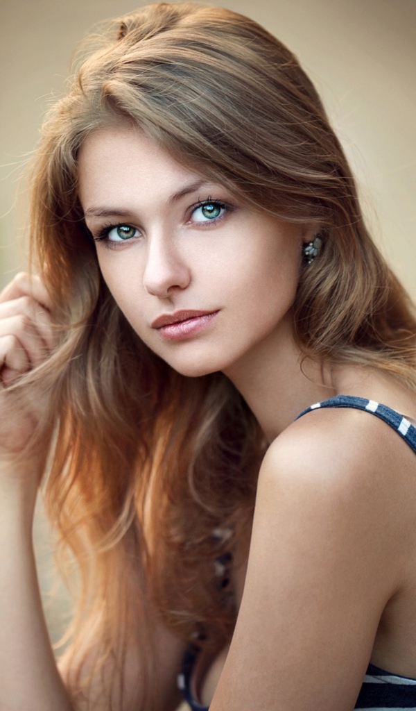 Красивая зеленоглазая девушка шатенка