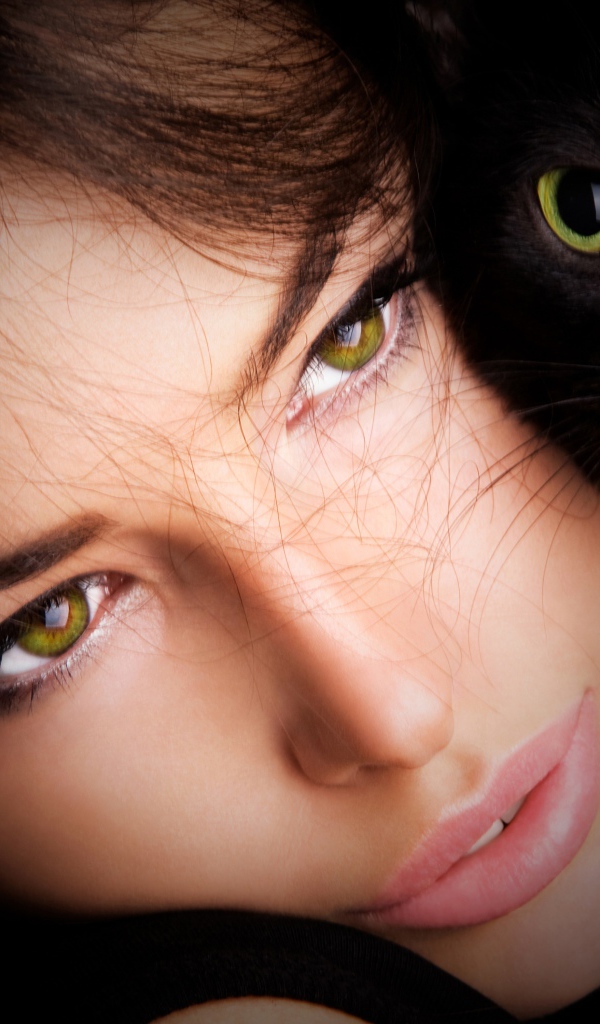Красивая зеленоглазая девушка с черной кошкой