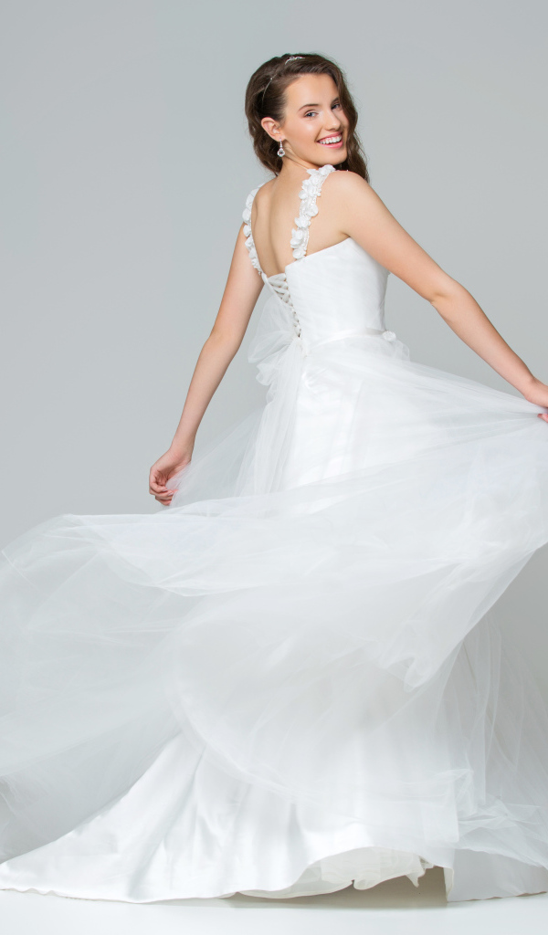 Красивая радостная девушка в белом свадебность платье