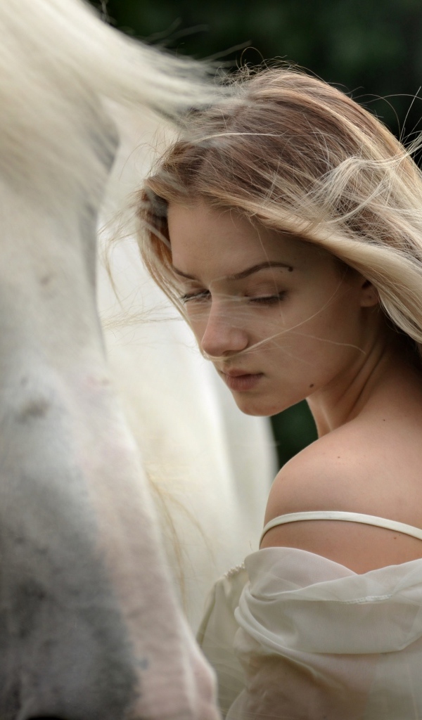 Красивая длинноволосая блондинка с конем