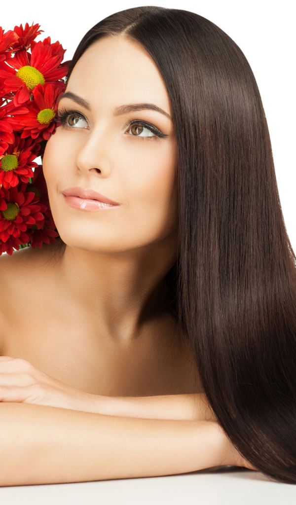 Красивая длинноволосая девушка шатенка с букетом хризантем на белом фоне