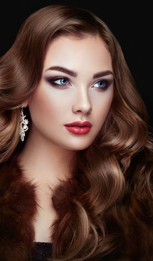 Красивая длинноволосая шатенка с голубыми глазами