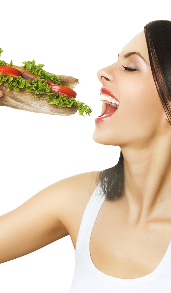 Красивая длинноволосая девушка брюнетка с большим бутербродом 