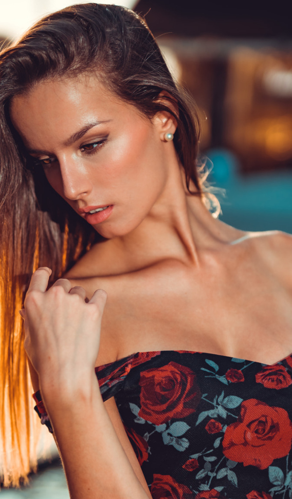 Красивая длинноволосая брюнетка в платье