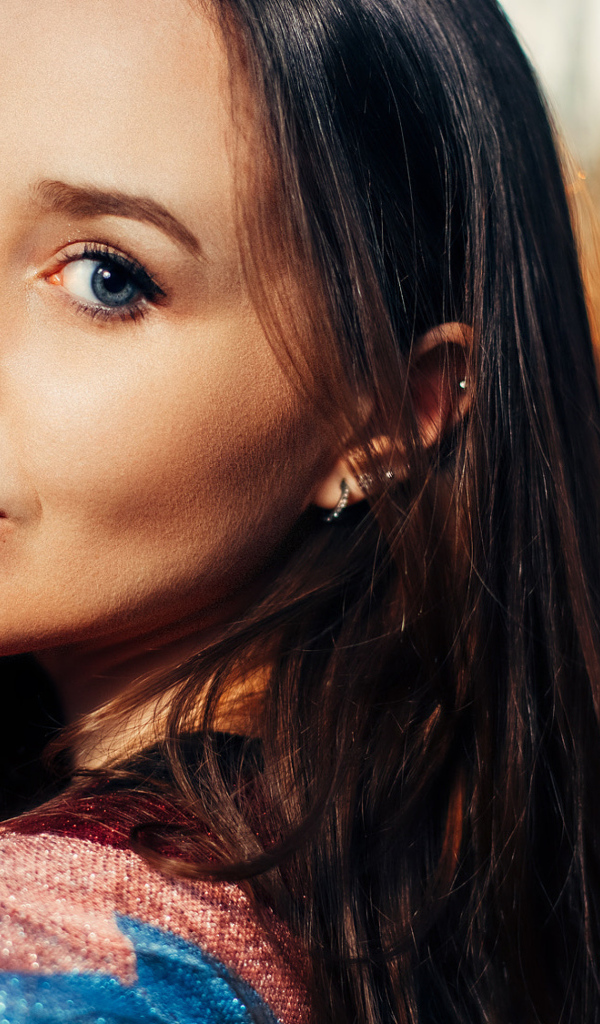 Красивая длинноволосая девушка с голубыми глазами