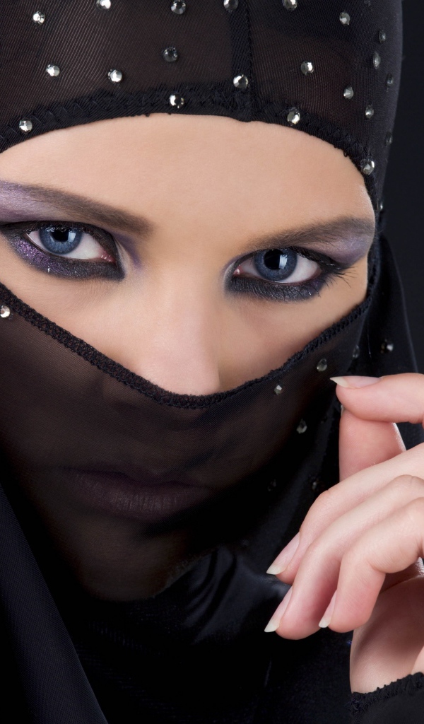 Красивая восточная девушка в черной парандже