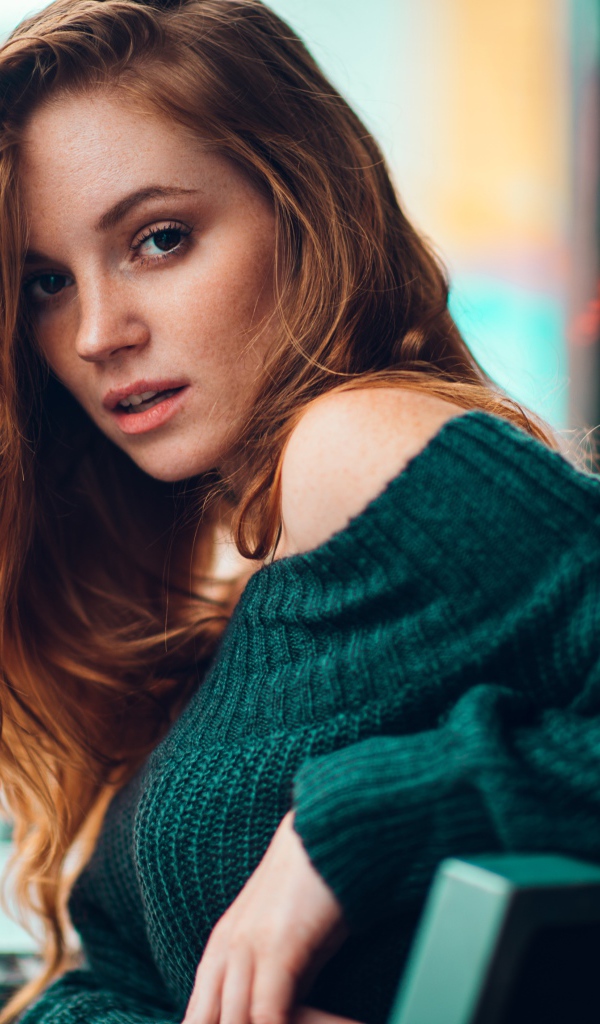 Красивая рыжеволосая девушка в свитере