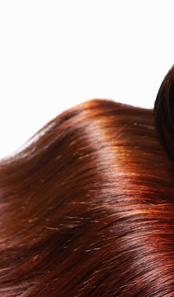 Красивая рыжеволосая девушка на белом фоне