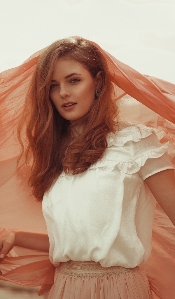 Красивая рыжеволосая девушка с накидкой 