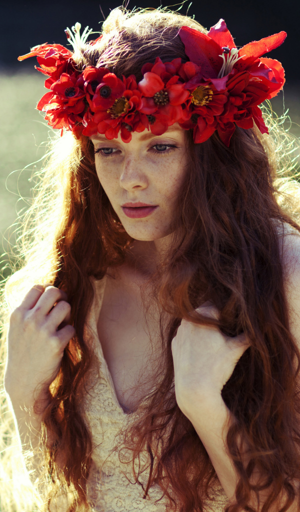 Красивая рыжеволосая девушка с венком на голове