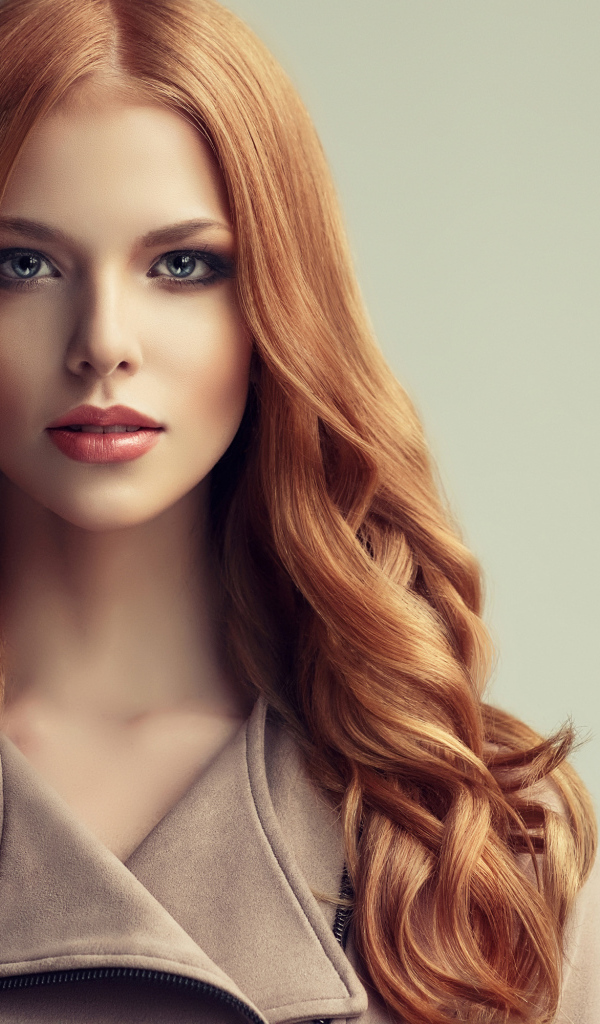 Красивая рыжеволосая девушка с голубыми глазами