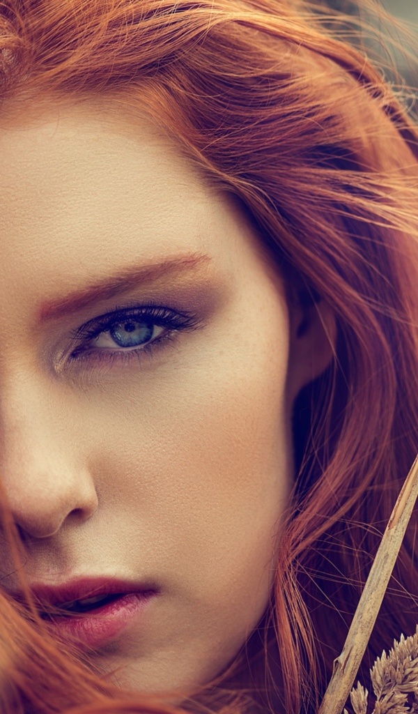 Красивая рыжеволосая девушки с колосками 