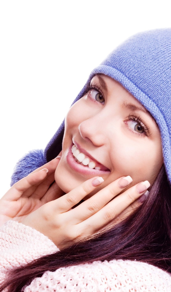 Красивая улыбающаяся девушка в фиолетовой шапке