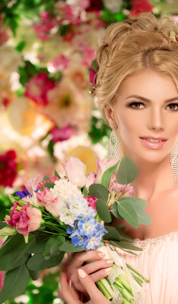 Красивая стильная блондинка с букетом в руках
