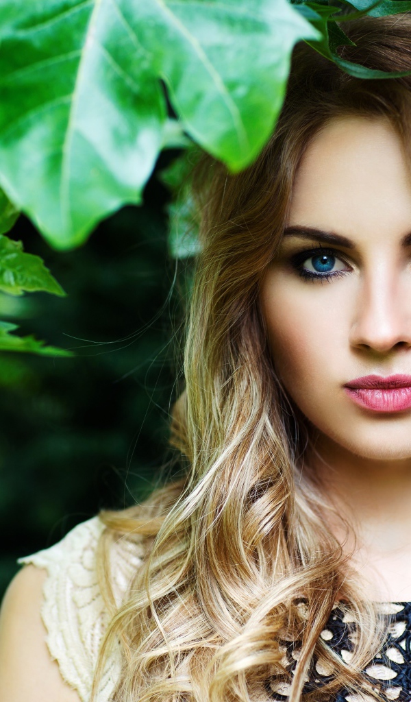 Красивая нежная голубоглазая девушка блондинка