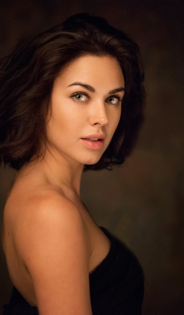 Красивая нежная девушка со стрижкой