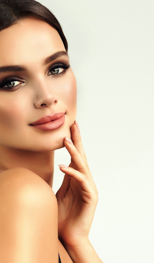 Красивая нежная девушка с голубыми глазами  