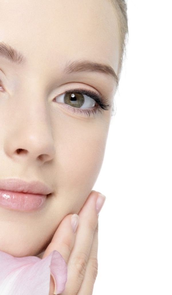 Красивая нежная настоящая девушка на белом фоне