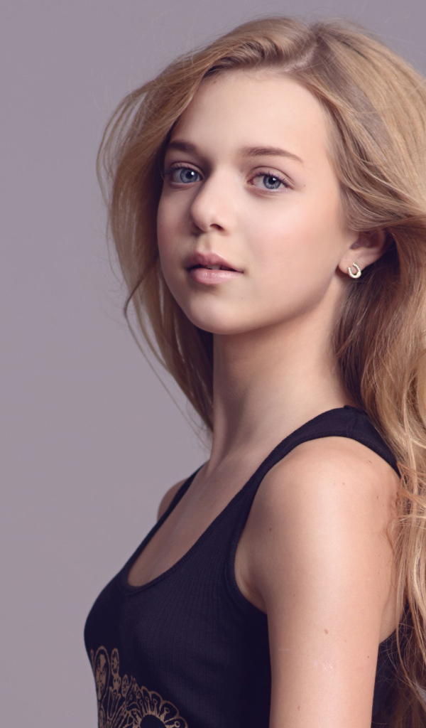 Красивая нежная молодая девушка блондинка с длинными волосами  