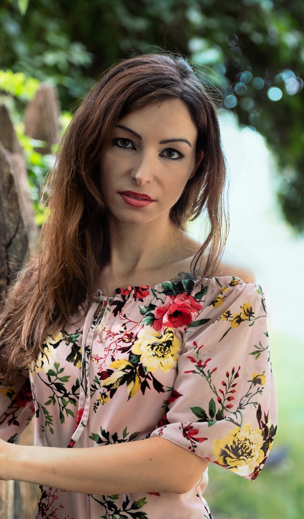 Красивая женщина в платье у сухого дерева