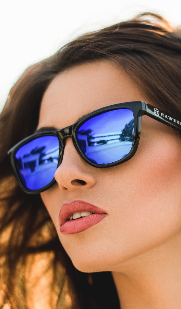 Красивая молодая шатенка в солнечных очках