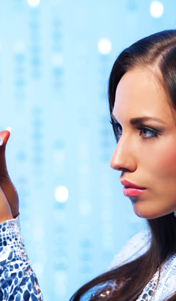 Красивая молодая брюнетка с бриллиантом в руках 