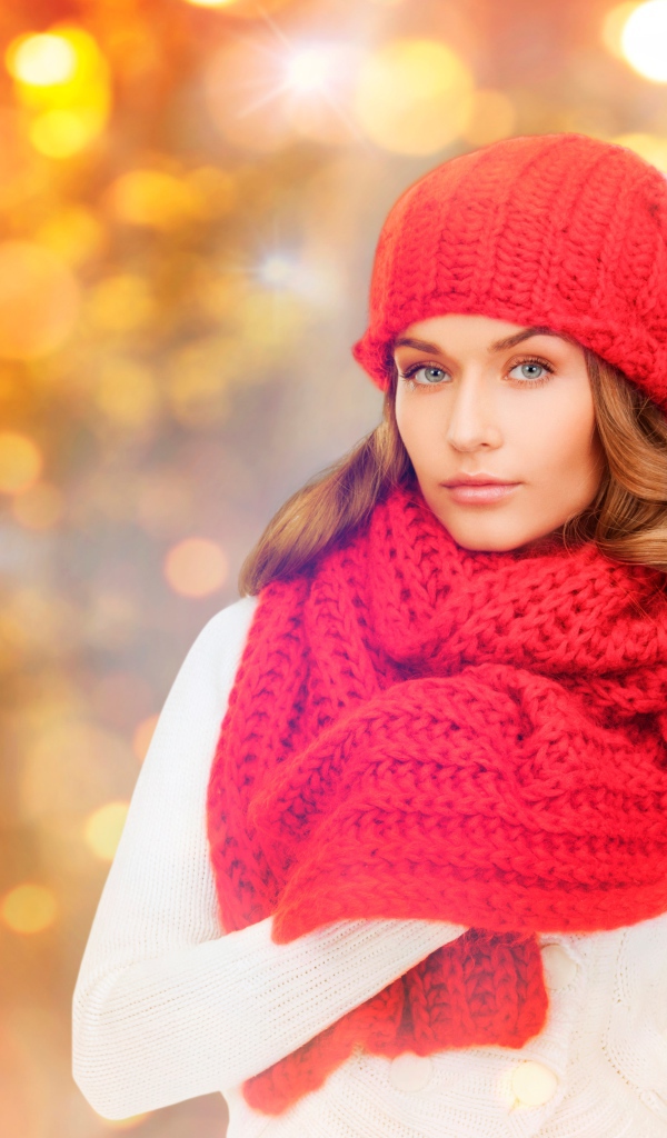 Красивая молодая девушка в красной шапке с шарфом