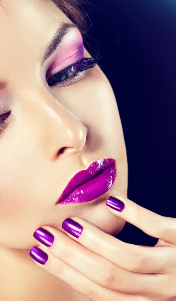 Красивая молодая девушка с фиолетовым макияжем
