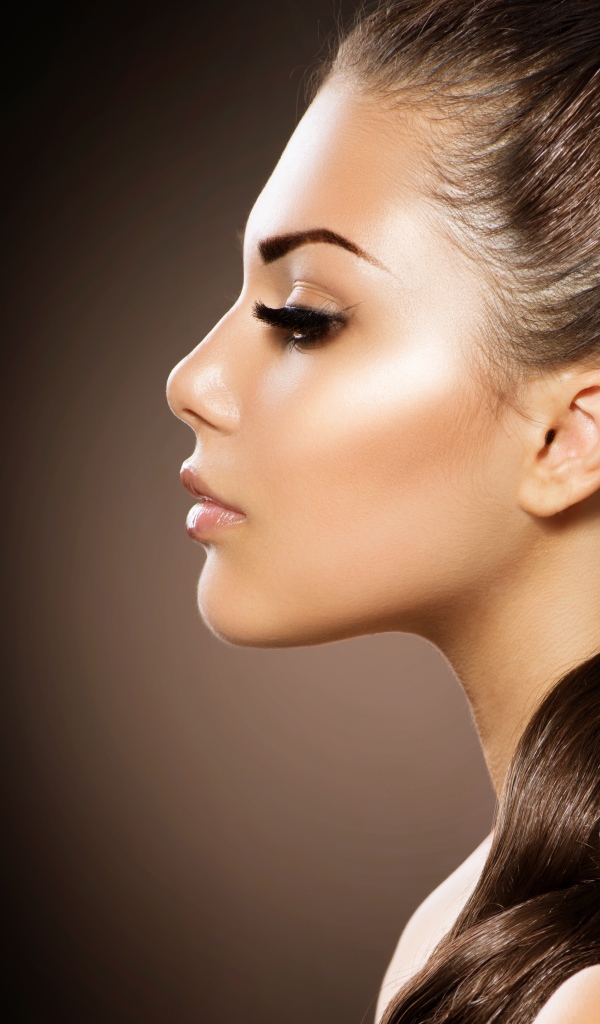 Красивая девушка шатенка с косой