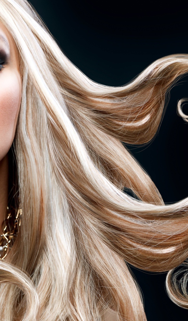 Блондинка с красивыми волосами и ярким макияжем