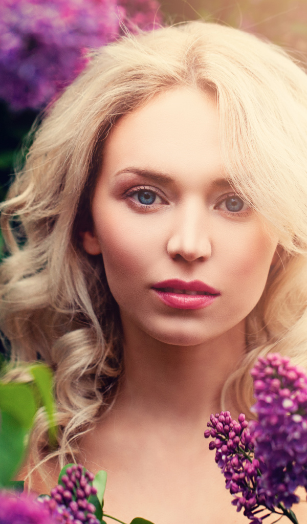 Голубоглазая блондинка в ветках сирени 