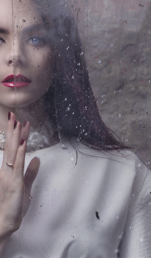 Голубоглазая брюнетка со стеклом в руках