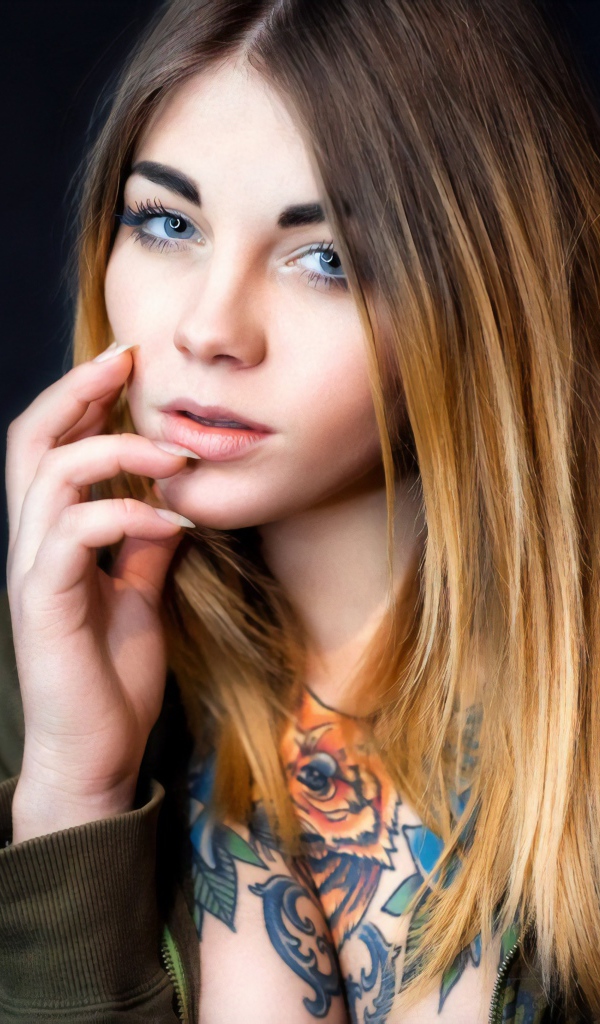 Голубоглазая девушка с татуировкой