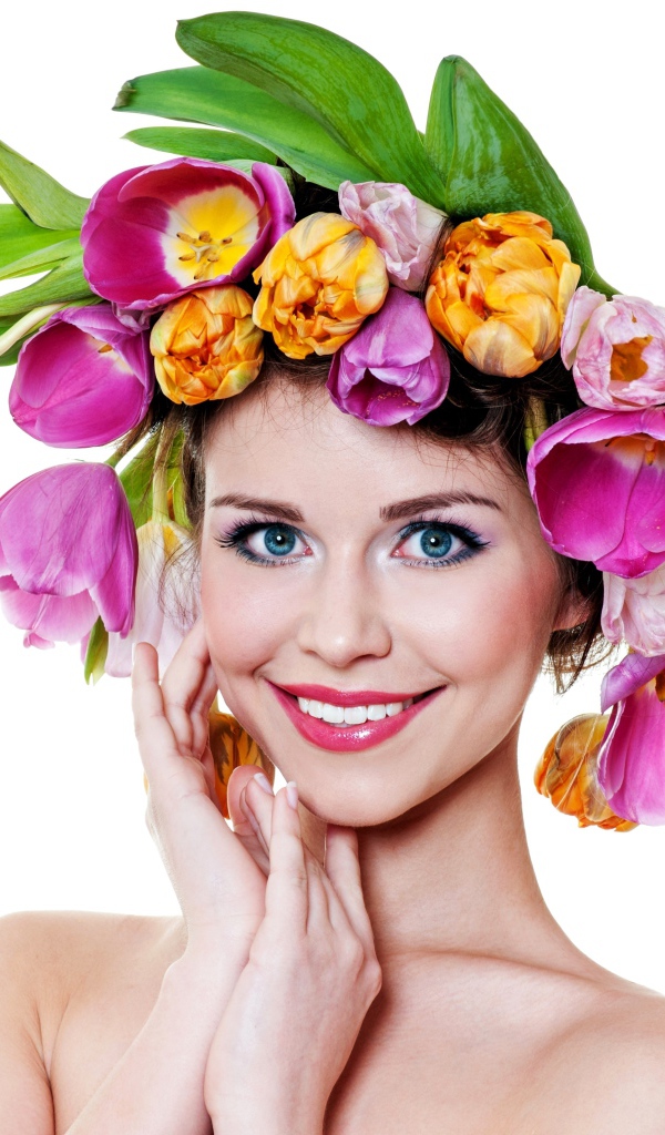 Голубоглазая улыбающаяся девушка с венком из тюльпанов на голове