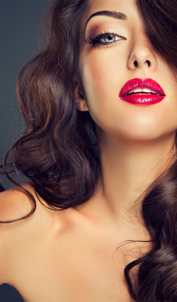 Яркая шатенка с красными накрашенными губами