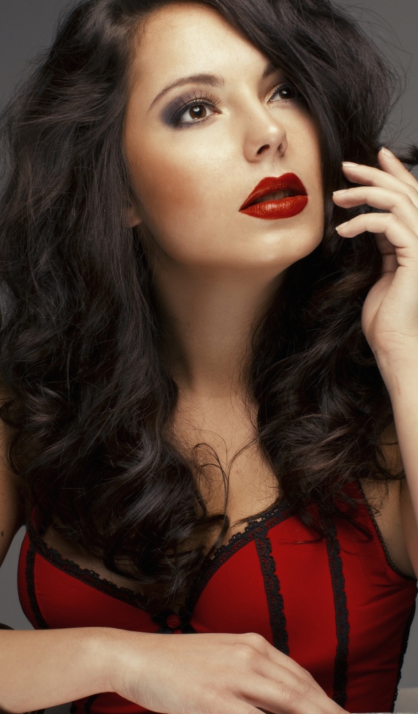 Яркая брюнетка на сером фоне