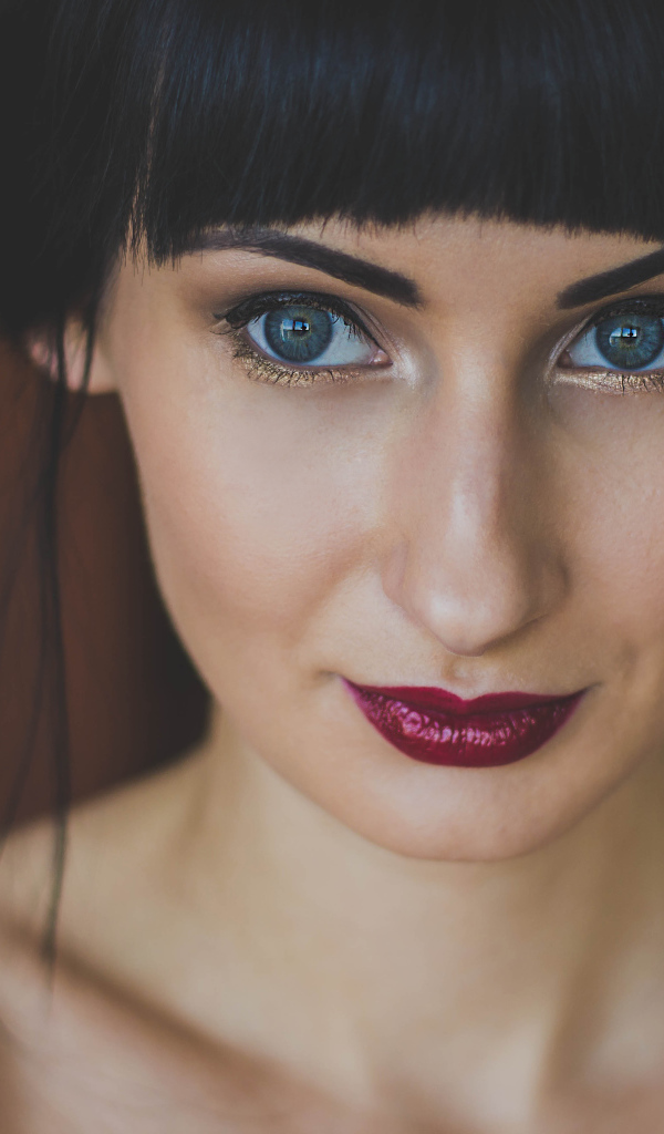 Яркая брюнетка с красными губами 