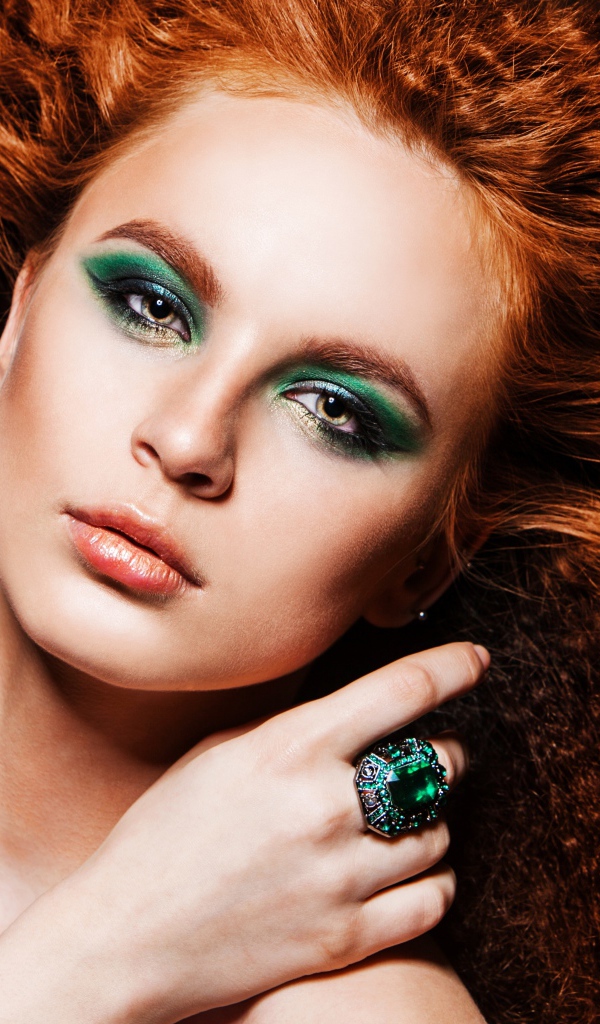 Яркая рыжеволосая девушка с дорогим кольцом на пальце