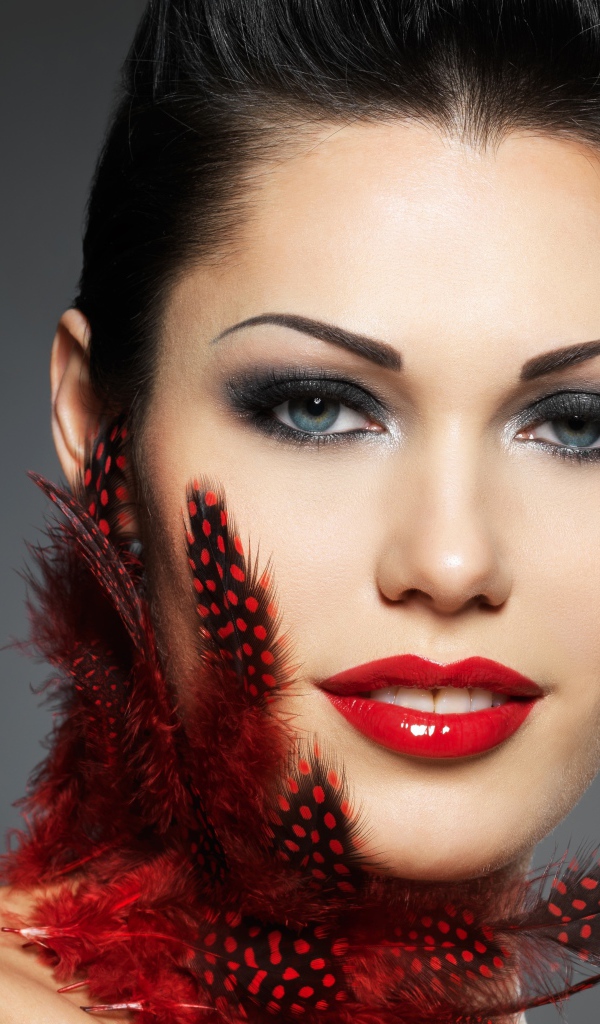 Брюнетка с ярким макияжем и красивой прической