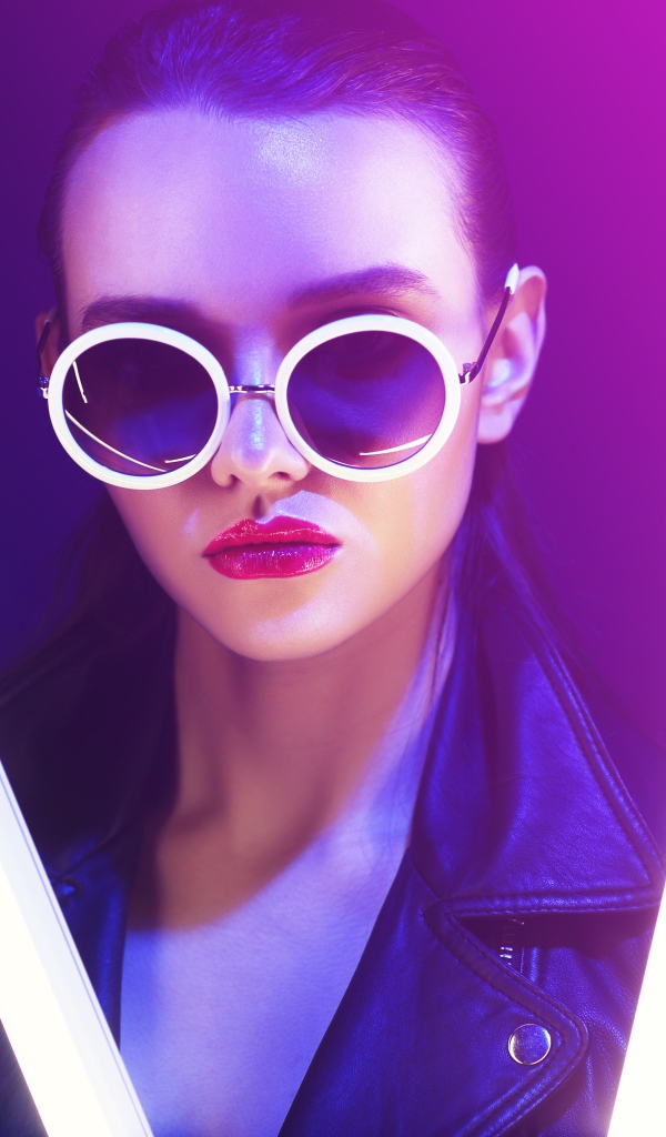 Брутальная девушка в очках в неоновом свете